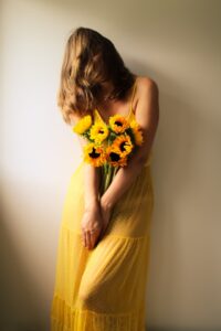 femme rêvante en robe jaune