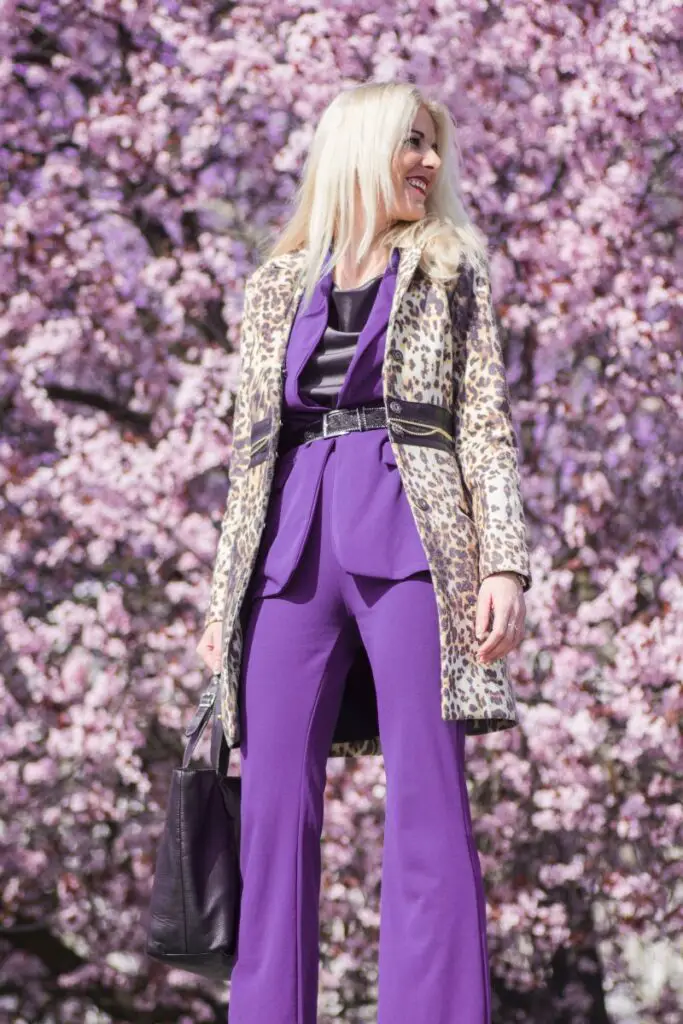 Wat betekent dromen over paarse kleding?